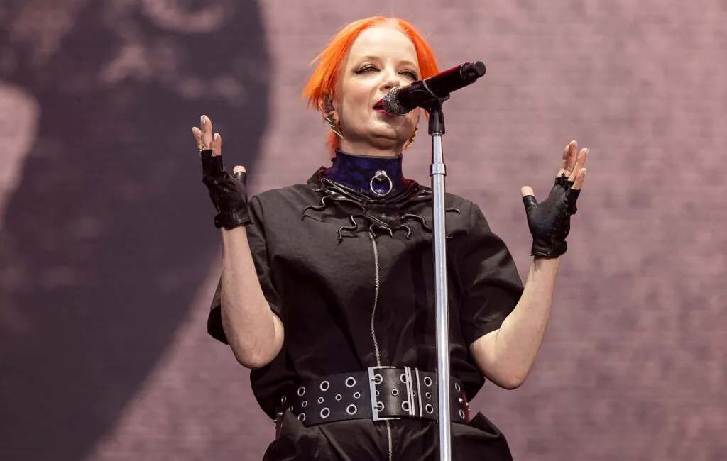 watch-garbage-singer-shirley-manson-break-up-a-fight-with-nsfw-takedown