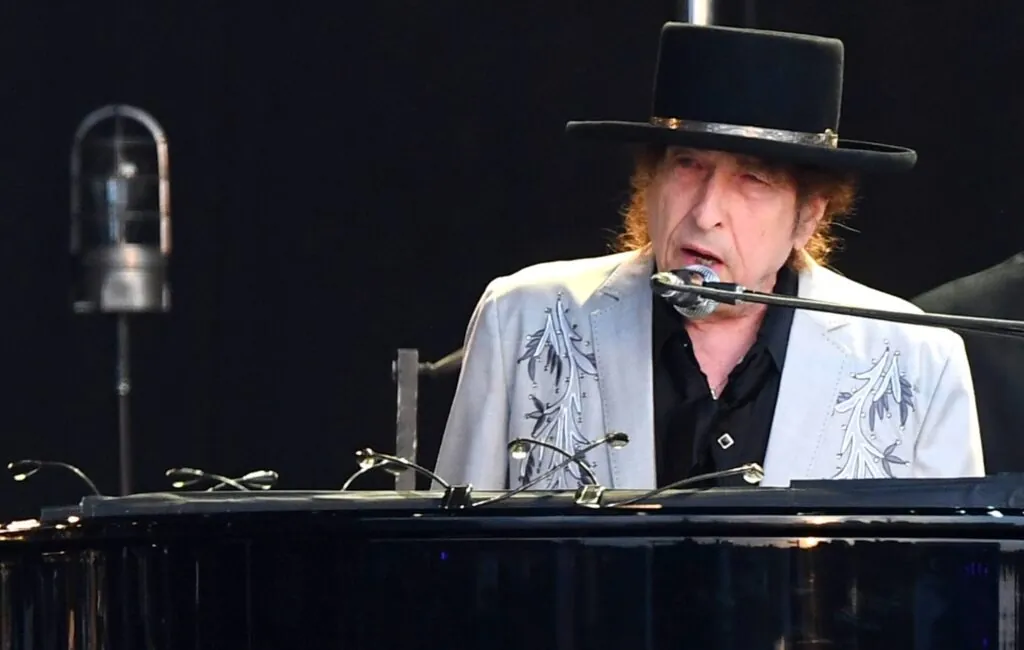 bob-dylan-sends-fans-on-treasure-hunt-by-secretly-releasing-cd-of-1973-studio-outtakes-in-record-stores-across-europe