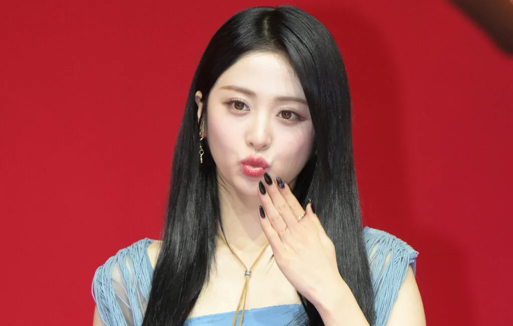 le-sserafim’s-yunjin-on-her-next-solo-single:-“it’s-about-loving-all-the-past-versions-of-myself”