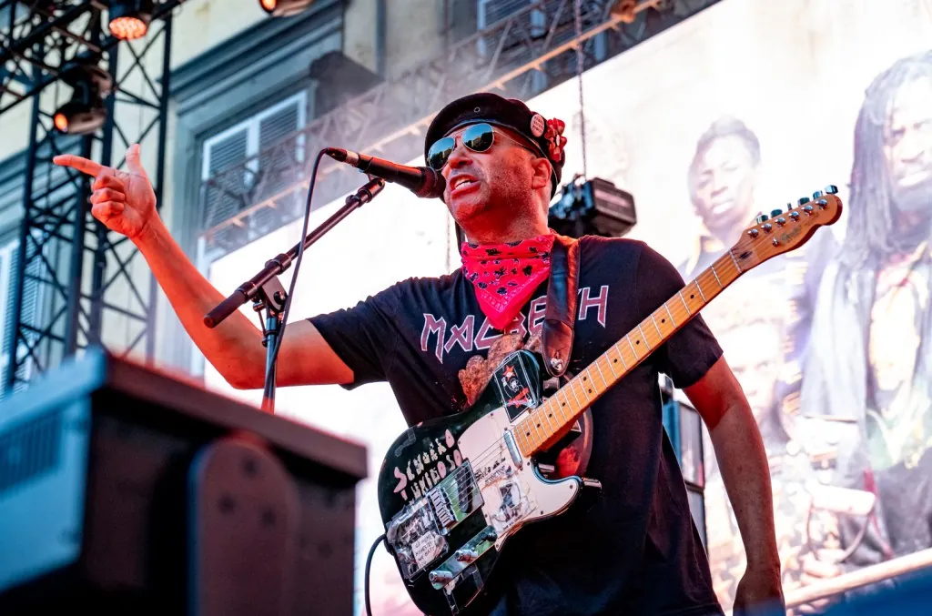 tom-morello-joins-team-springsteen,-rages-against-donald-trump-during-festival-set:-‘f–k-that guy!’