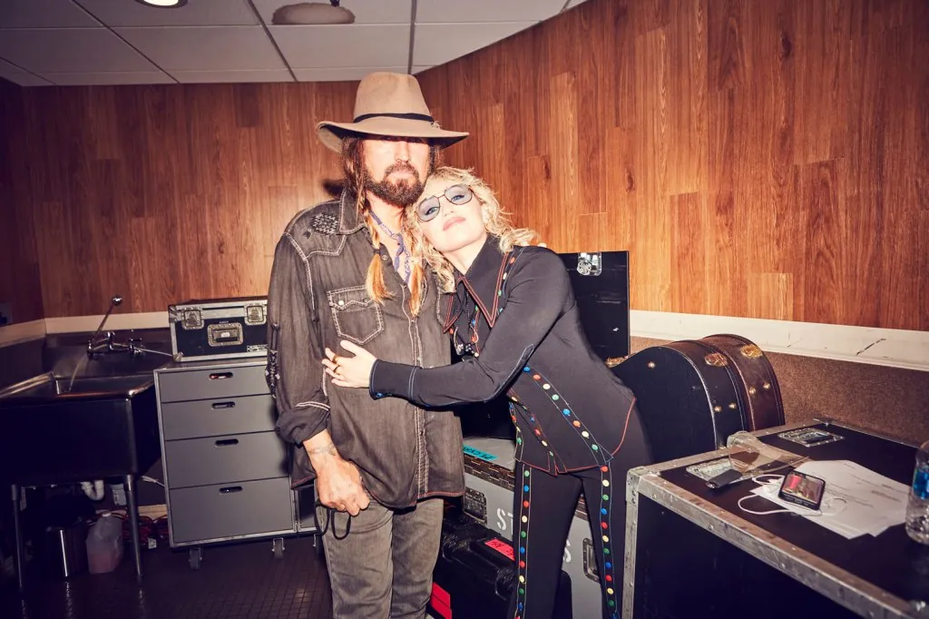 here’s-what-miley-cyrus-really-thinks-about-dad-billy-ray-cyrus-dating-elizabeth hurley