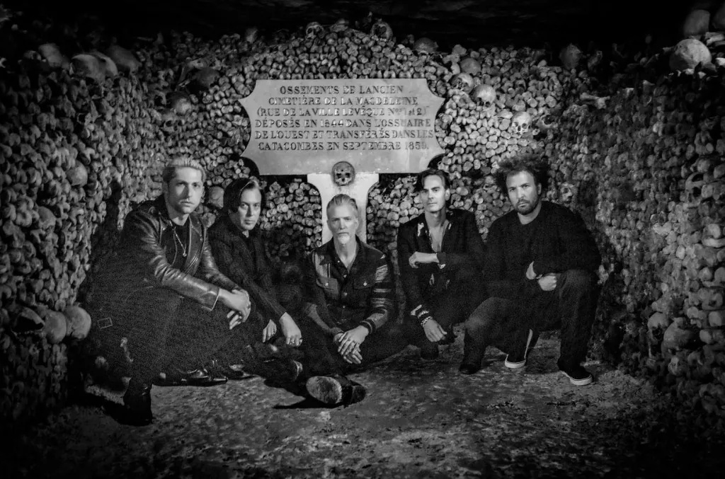 queens-of-the-stone-age-couldn’t-‘over-rehearse’-for-paris-catacombs-concert-film:-‘you-go-down-there-&-all-the-plans-are off’