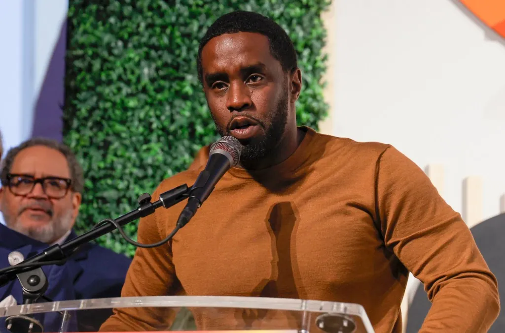 diddy-trial-week-4-recap:-balcony-dangling,-$100k-in-a-paper-bag-&-ex-girlfriend’s-tearful testimony