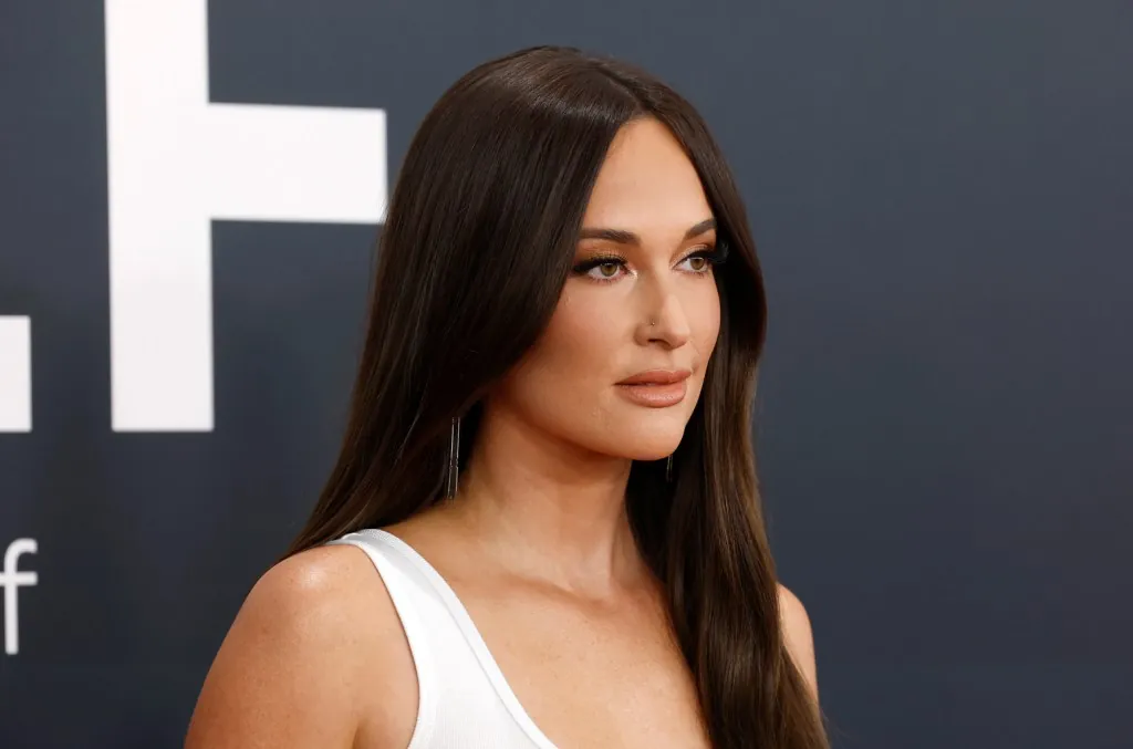 kacey-musgraves-reschedules-upcoming-show-after-breaking-her-rib:-‘i’m-in-a-lot-of pain’