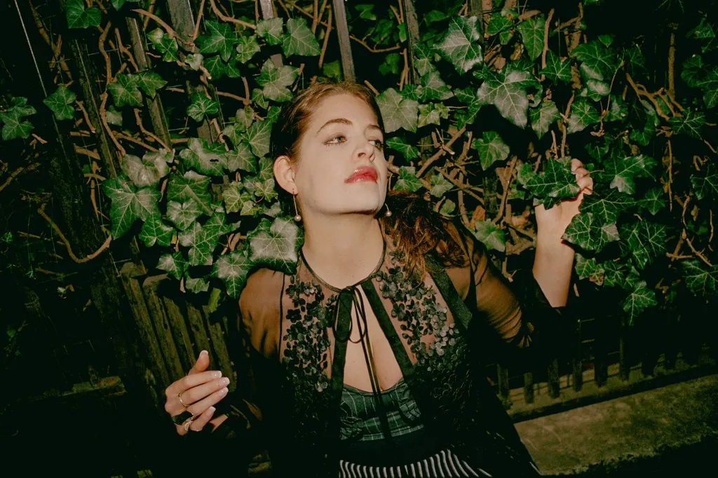 lorde’s-sister-indy-yelich-says-having-a-famous-sibling-has-been-a-‘devil-on-my-shoulder’-for-years-—-but-she’s-letting-it-all-go-on-her-new ep