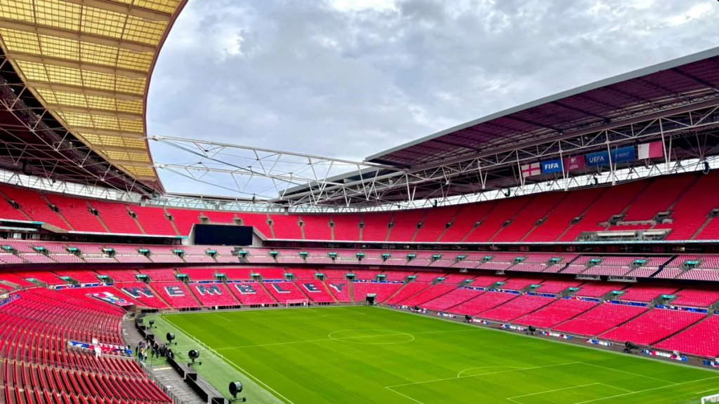 oasis-fan-falls-from-height-and-dies-during-london-concert