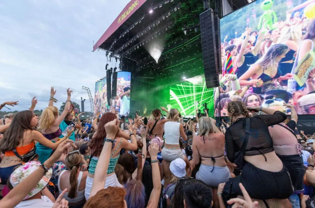 how-to-stream-travis-scott,-chappell-roan-and-other-performances-during-reading-&-leeds-festivals online
