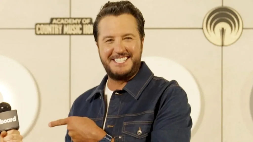 luke-bryan-on-honoring-cody-johnson,-“country-song-came-on,”-teases-return-to-‘american-idol’-|-acm-honors 2025