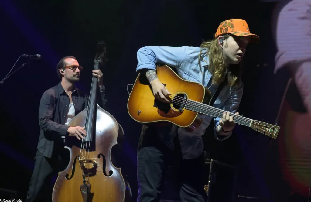watch:-billy-strings-debuts-masterful-cover-of-david-grisman’s-“dawg’s-rag”-at-intimate-commodore-ballroom-in-vancouver