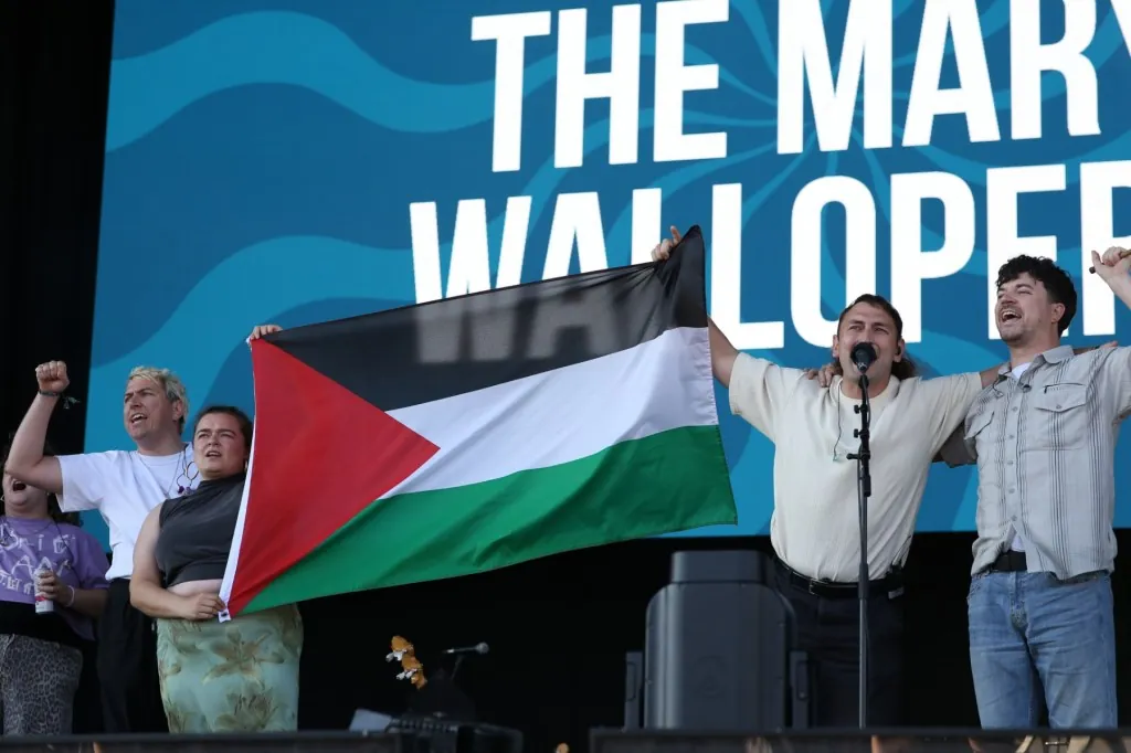 last-dinner-party-boycotts-victorious-festival-after-mary-wallopers’-set-cut-short-over-‘free-palestine’-message
