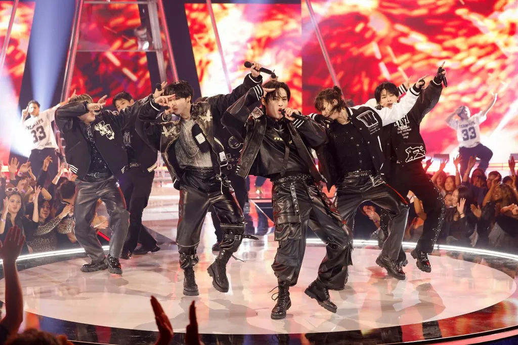 fans-choose-stray-kids’-‘karma’-as-this-week’s-favorite-new music