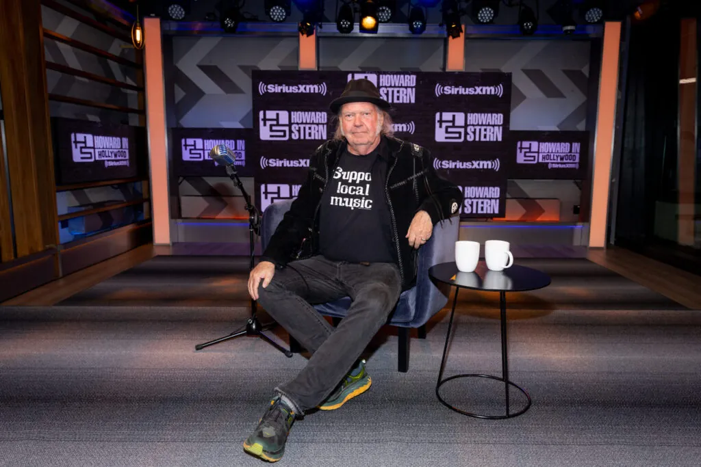 neil-young-tees-off-on-trump-with-‘big-crime’