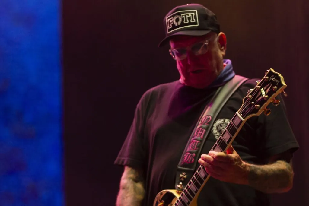 sex-pistols-postpone-tours-after-steve-jones-breaks-wrist