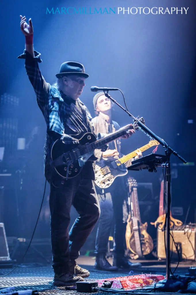 watch:-neil-young-and-the-chrome-hearts-drop-chicago-soundcheck-video-of-new-protest-anthem-“big-crime” 