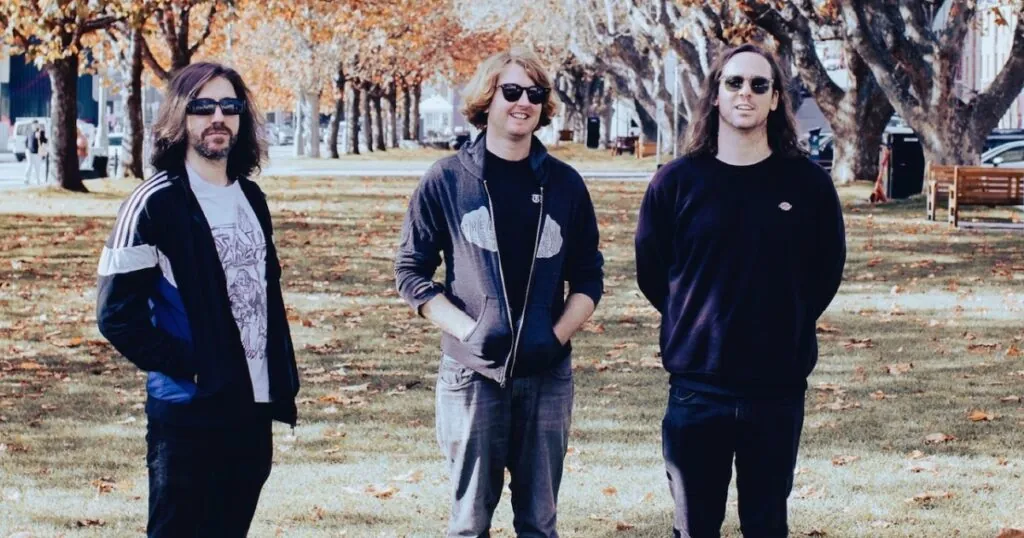 dz-deathrays-announce-new-album-‘easing-out-of-control’,-share-single-+-tour