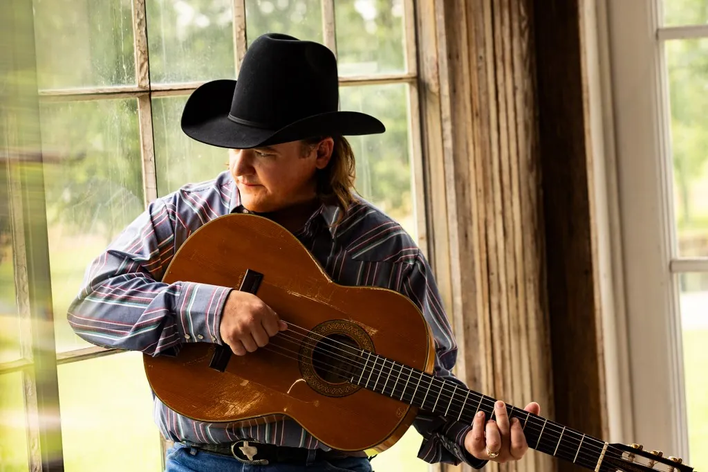 jake-worthington-revives-traditional-country-sounds-on-‘when-i-write-the-song’:-‘i-like-my-music-to-sound-like-live music’