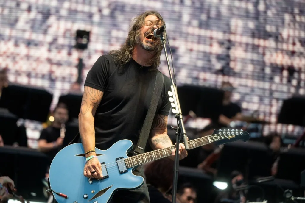 foo-fighters-announce-first-live-show-with-new-drummer-ilan-rubin,-tease-riff-heavy-new song