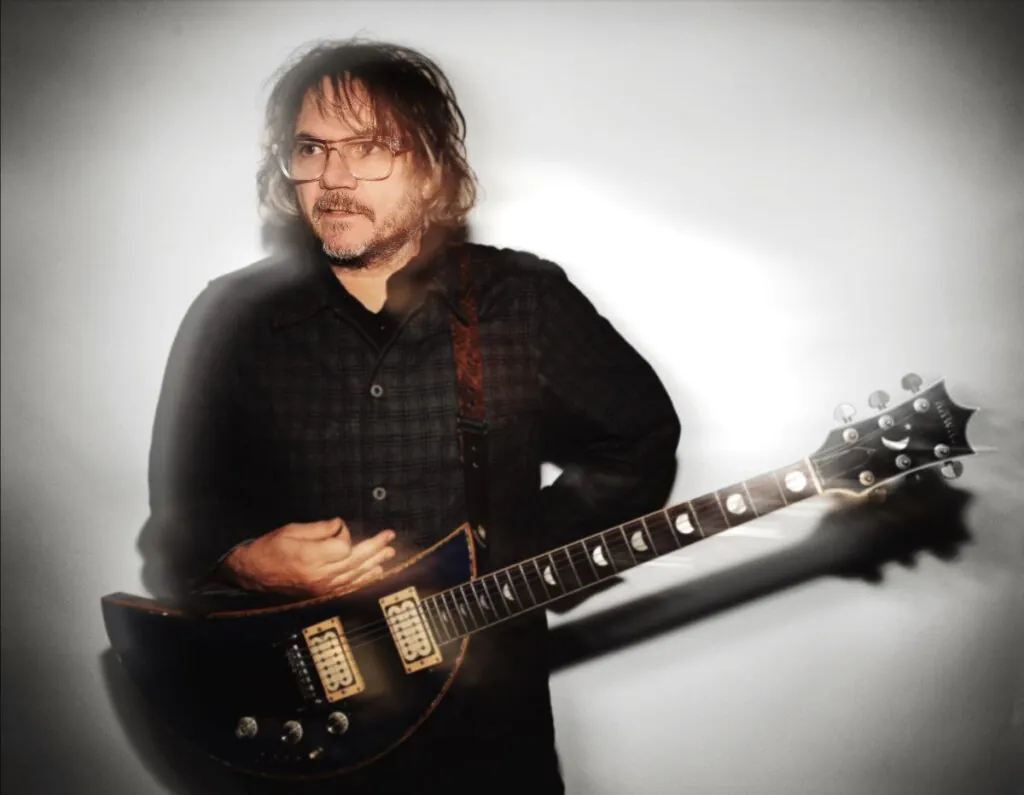 watch:-jeff-tweedy-nods-to-sonic-guardian-lou-reed-on-new-single-and-official-music-video