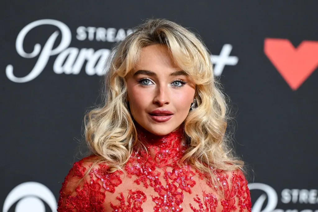 sabrina-carpenter-jokes-‘saturday-night-live’-is-going-to-‘regret’-inviting-her-to host