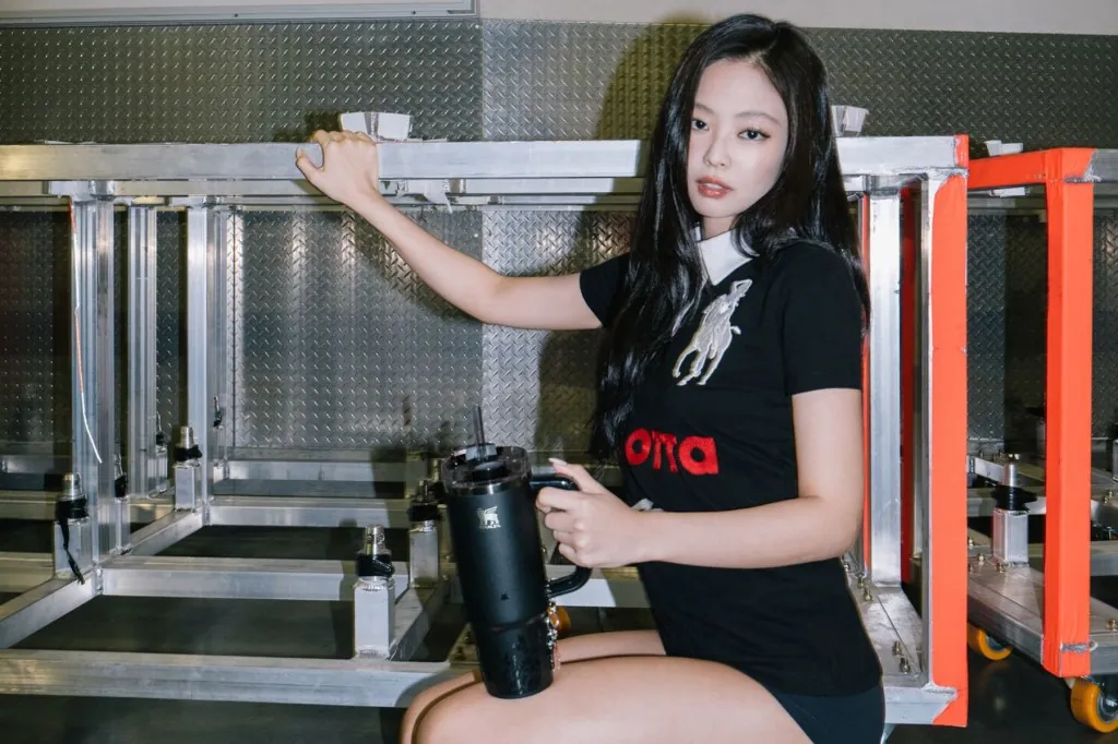 blackpink’s-jennie-drops-luxe-‘midnight-ruby’-stanley-collab-with-collectible-charms:-shop-it here