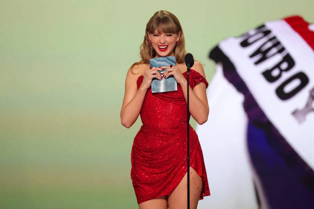 taylor-swift-bringing-‘showgirl’-to-worldwide-cinemas