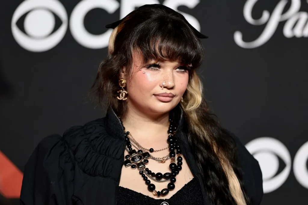 lola-young-collapses-onstage-at-all-things-go-in-new-york city