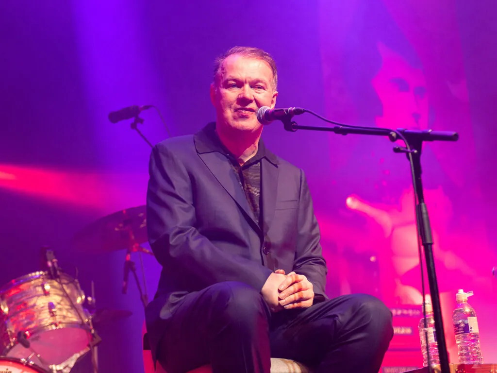 edwyn-collins-reviewed:-emotional-final-hometown-concert-capped-by-an-orange-juice-reunion