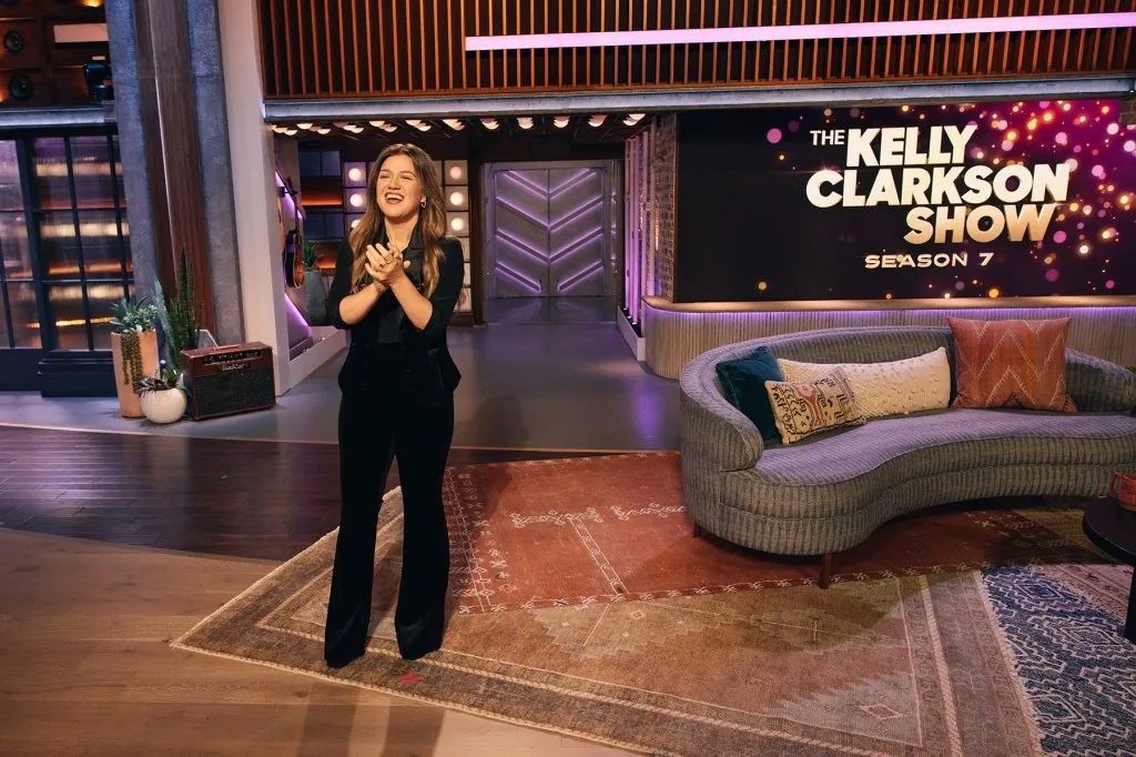 ‘the-kelly-clarkson-show’-is-‘looking-for-the-light’-in-season-7,-kicks-off-with-powerful-kellyoke-cover-of-the weeknd