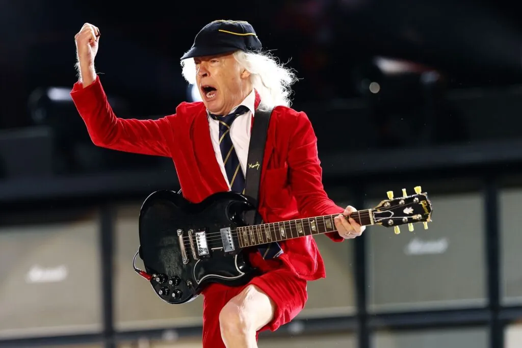 watch-ac/dc-play-a-’76-classic-live-for-the-first-time-since-1991