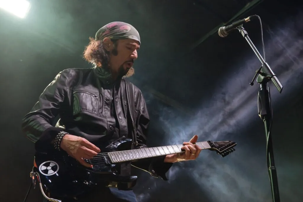 bruce-kulick-honors-late-kiss-alumni-at-scorching-las-vegas-show