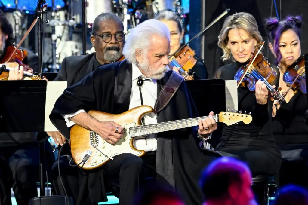 thousands-of-fans-celebrate-life-of-legendary-grateful-dead-guitarist-bob-weir-in-san francisco